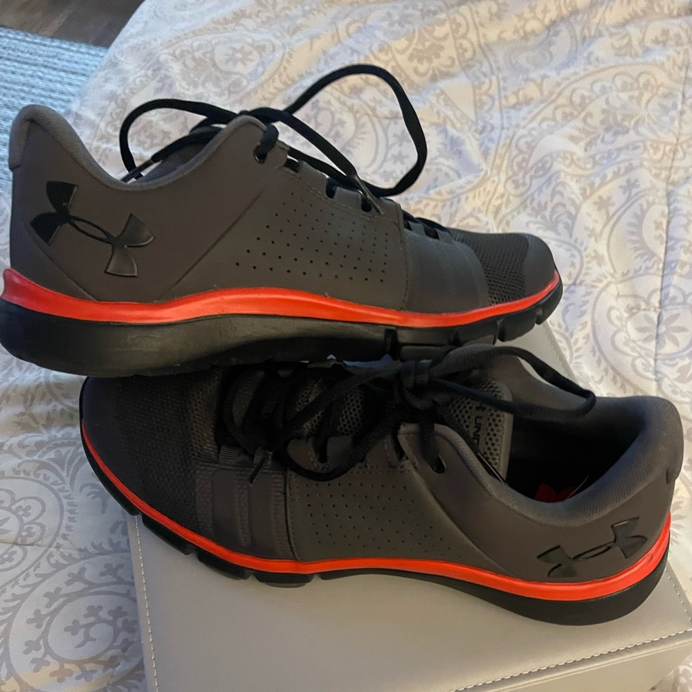 Men’s Under Armour shoe size 9.5 excellent condition like new